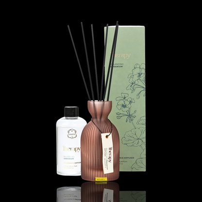 LALINE Geranium Fragrance Diffuser 200 ml Set: Glasgefäß in Roségold mit schwarzen Stäbchen, Nachfüllflasche und grüner Karton