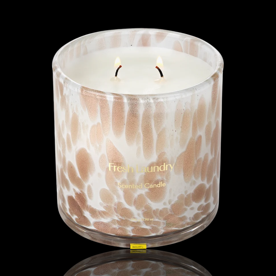 LALINE Fresh Laundry Scented Candle 396 g brennend, in einem weiß-roségold gesprenkelten Glas