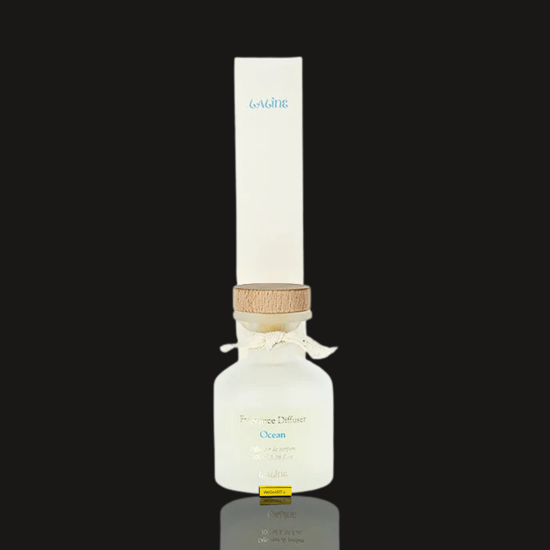 Laline Ocean reed diffuser 100 ml: cream box standing behind a frosted white glass bottle with wood stopper and ribbon