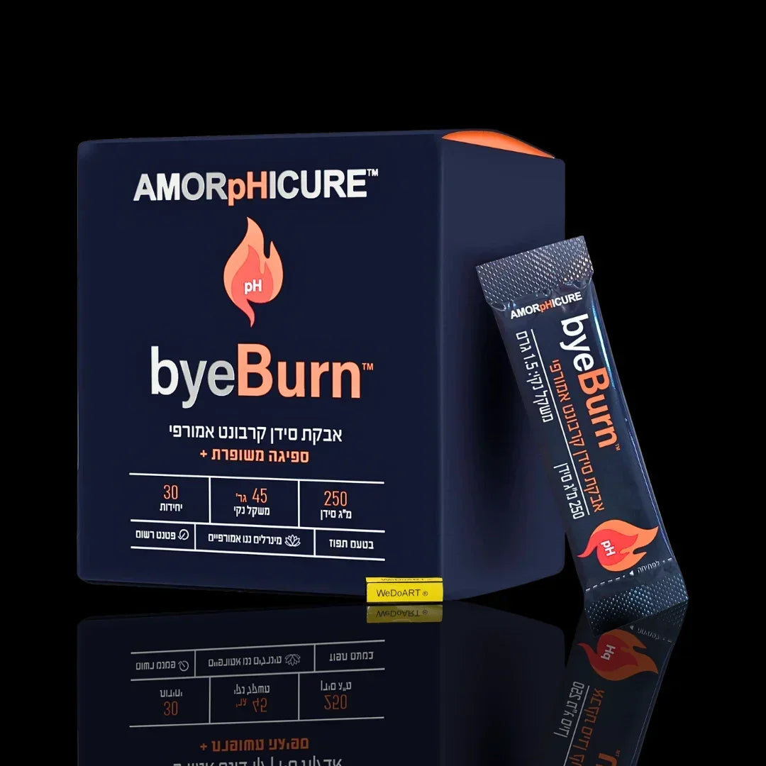 Amorphicure byeBurn Nahrungsergänzungsmittel, Verpackung und Beutel auf einer spiegelnden schwarzen Oberfläche.