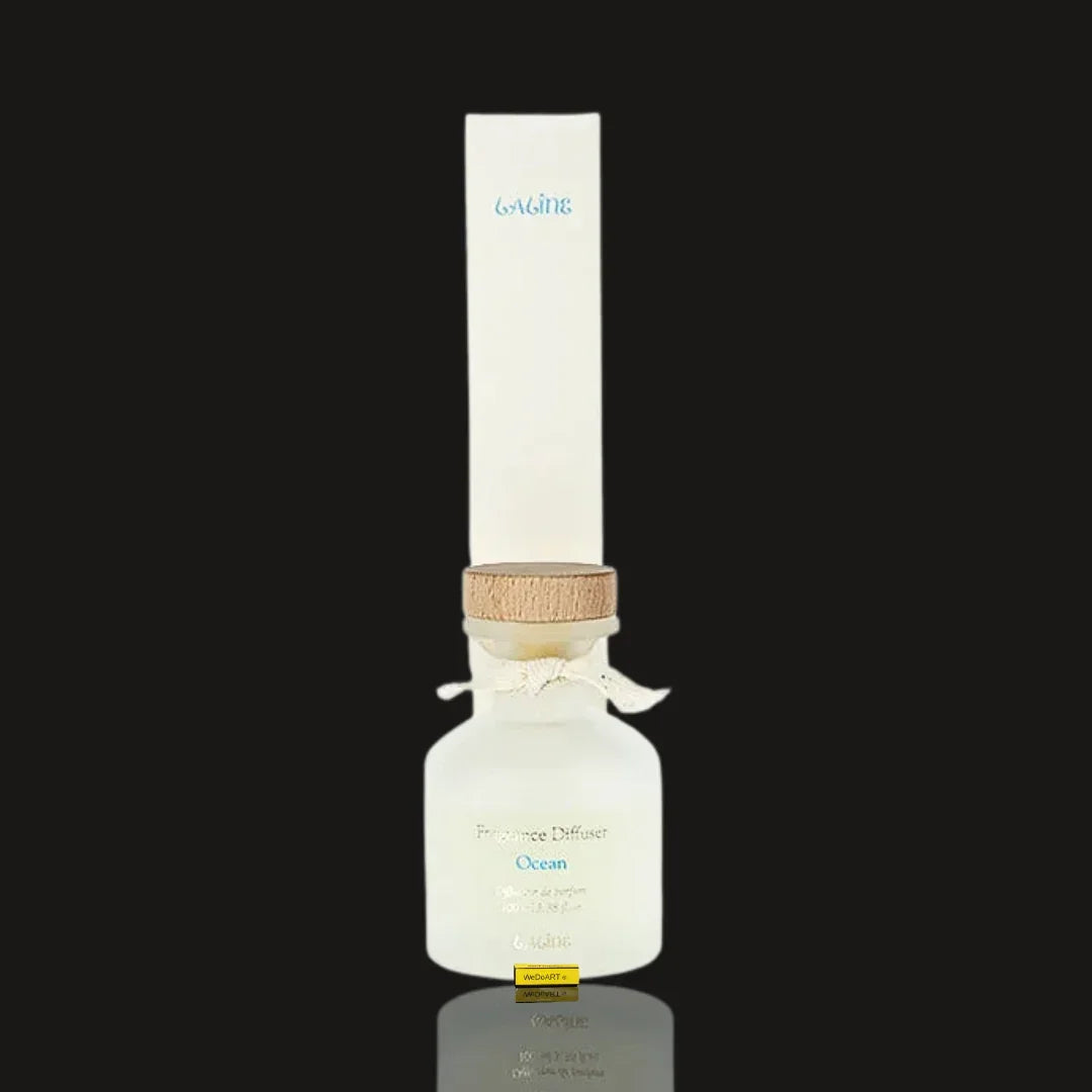 Laline Ocean reed diffuser 100 ml: cream box standing behind a frosted white glass bottle with wood stopper and ribbon