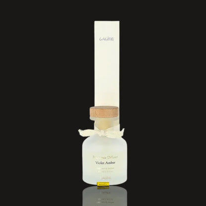 Laline Violet Amber reed diffuser 100 ml: cream box standing behind a frosted white glass bottle with wood stopper and ribbon